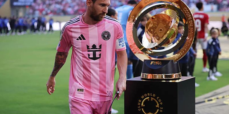Lionel Messi trong cuộc đua với CR7